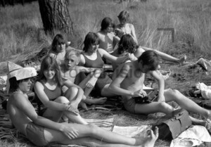 Junge Leute im Strandbad | Young people at a lido