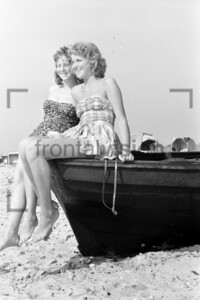 Junge Frauen am Strand 1956 | Young Woman at the beach