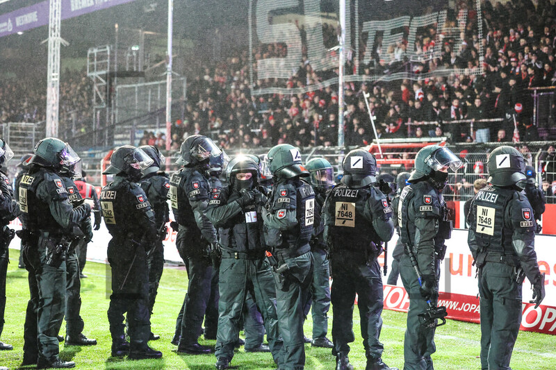 Polizeieinsatz bei Randale, Ausschreitungen RWE Fans in Osnabrück 15.12.2024