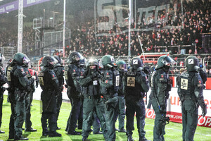 Polizeieinsatz bei Randale, Ausschreitungen RWE Fans in Osnabrück 15.12.2024