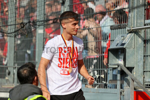 Marvin Obuz verabschiedet sich von den RWE Fans. 25.05.2024