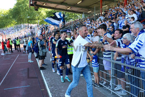 MSV Spieler und Trainer bedanken sich für Support bei Spiel in Oberhausen