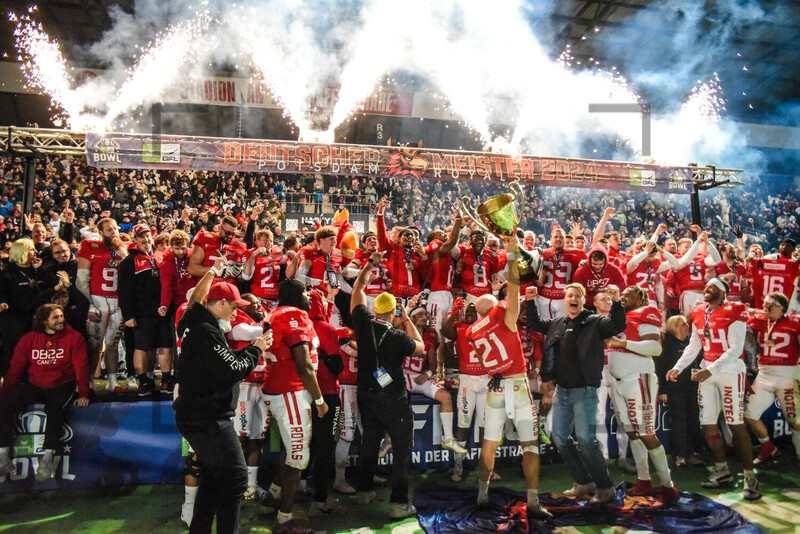 Meisterfeier Potsdam Royals ERIMA GFL Bowl Potsdam Royals Dresden Monarchs Spielfotos 12.10.2024