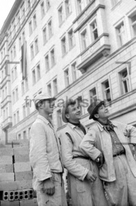 Lachende Arbeiter vor dem Block E Stalinallee Baustelle 1951