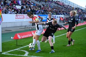 Carlotta Wamser Natasha Kowalski Google Pixel Frauen Bundesliga SGS Essen Eintracht Frankfurt Spielfotos 06.10.2024