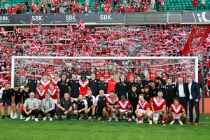 Gruppenfoto RWE Team vor den Essen Fans Easter Road Edinburgh 09.07.2025