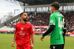 Ramien Safi brüllt Lukas Wallner an Rot-Weiss Essen H96